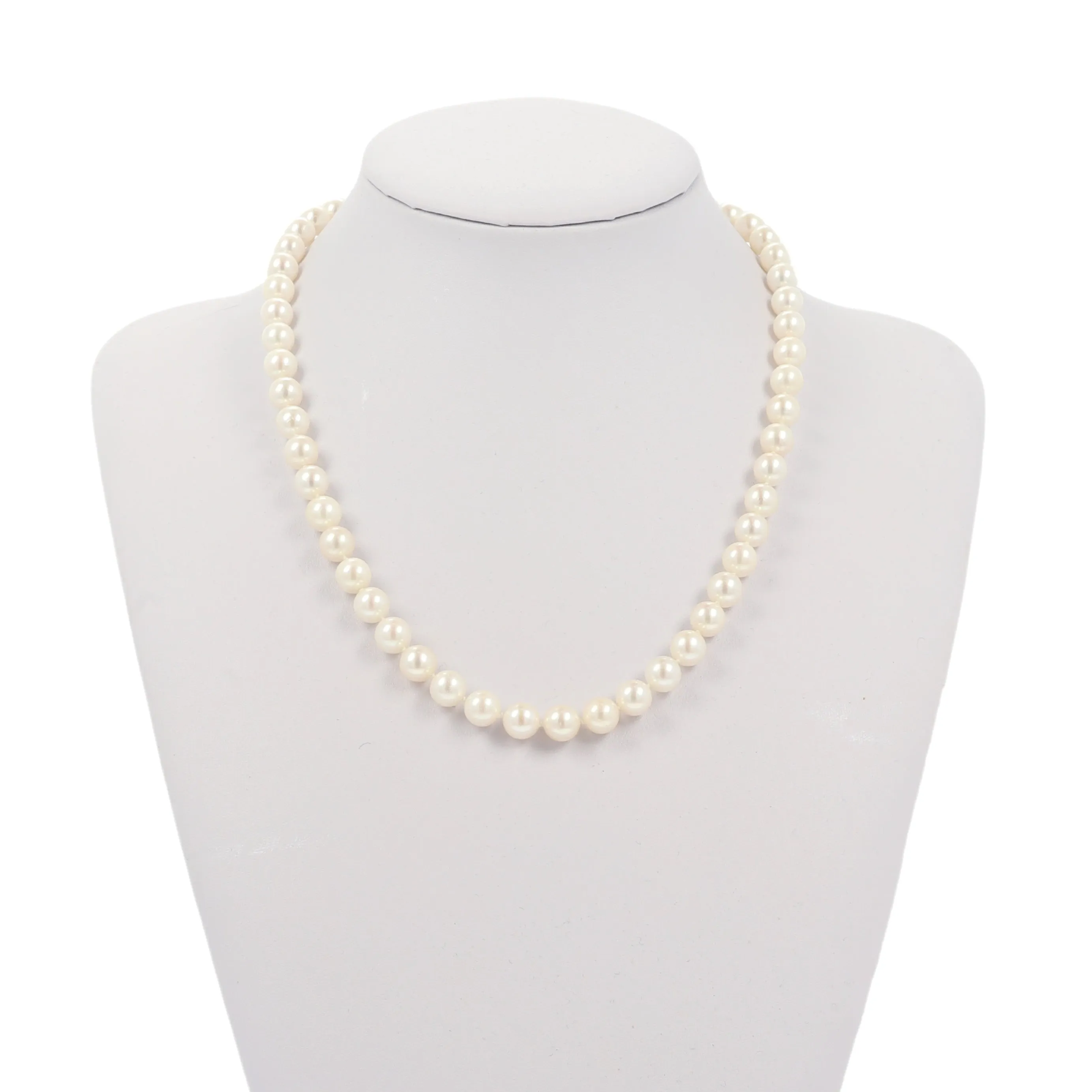 1 row necklace of white cultured pearls with 750 gold clasp