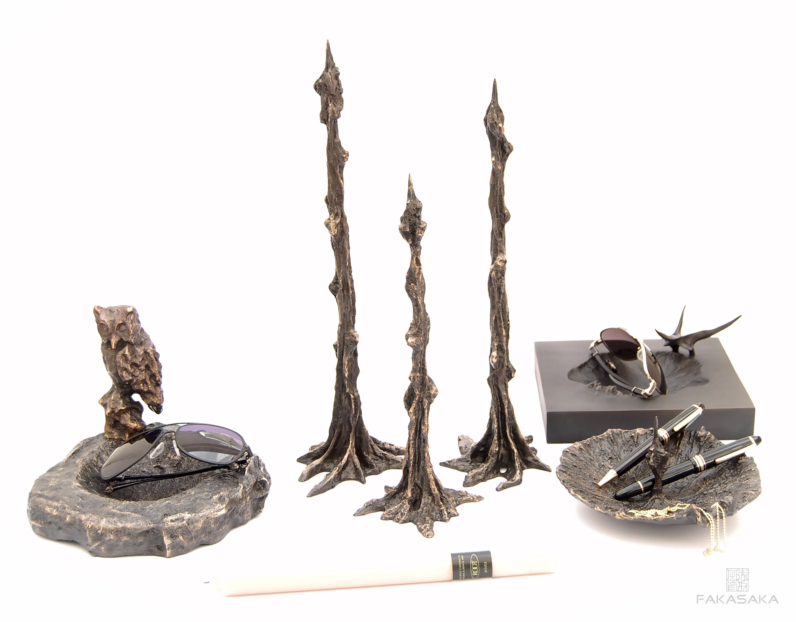 LEO<br><br>CANDLESTICK / SCULPTURE<br><br>BLACKBROWN BRONZE