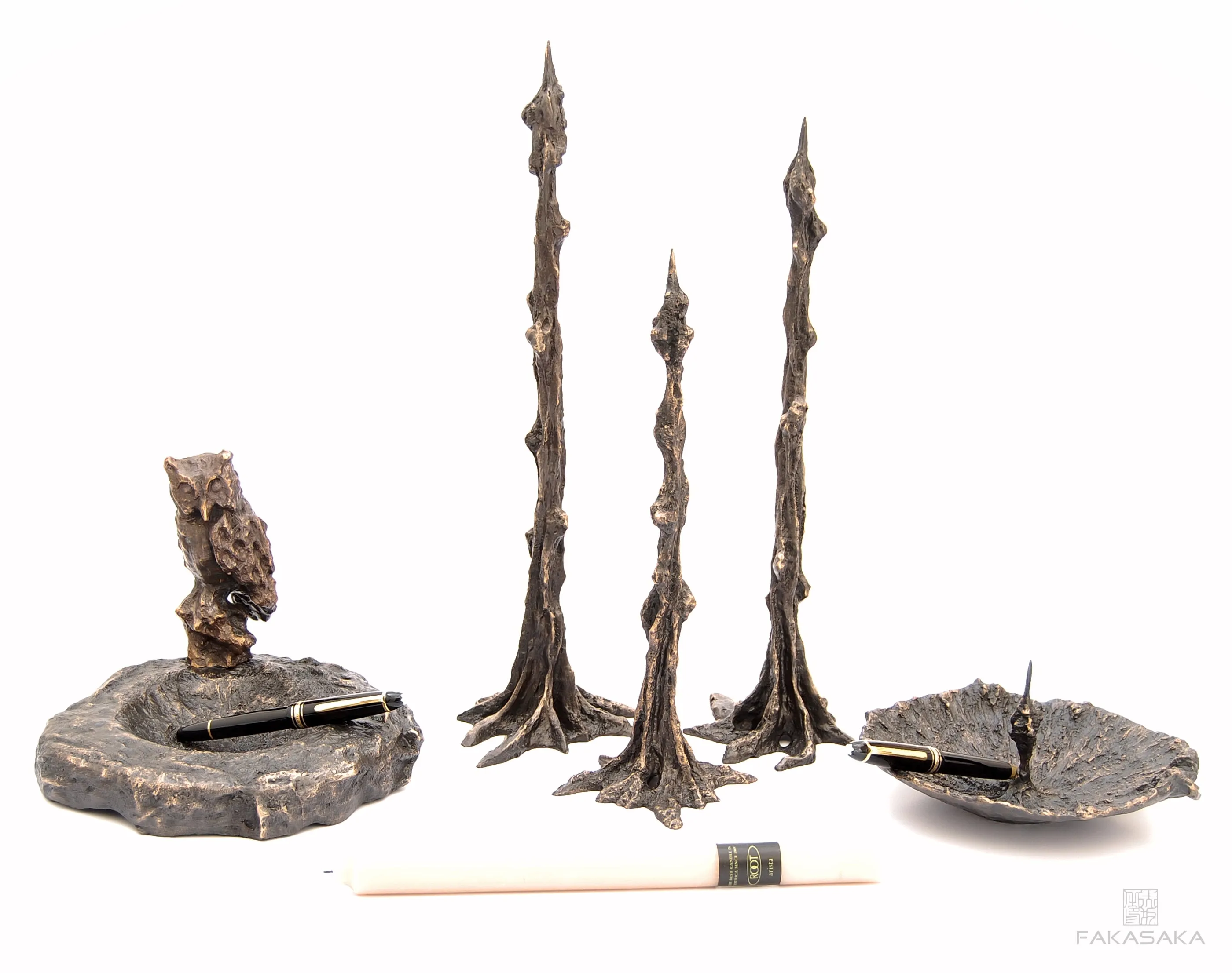 LEO<br><br>CANDLESTICK / SCULPTURE<br><br>BLACKBROWN BRONZE